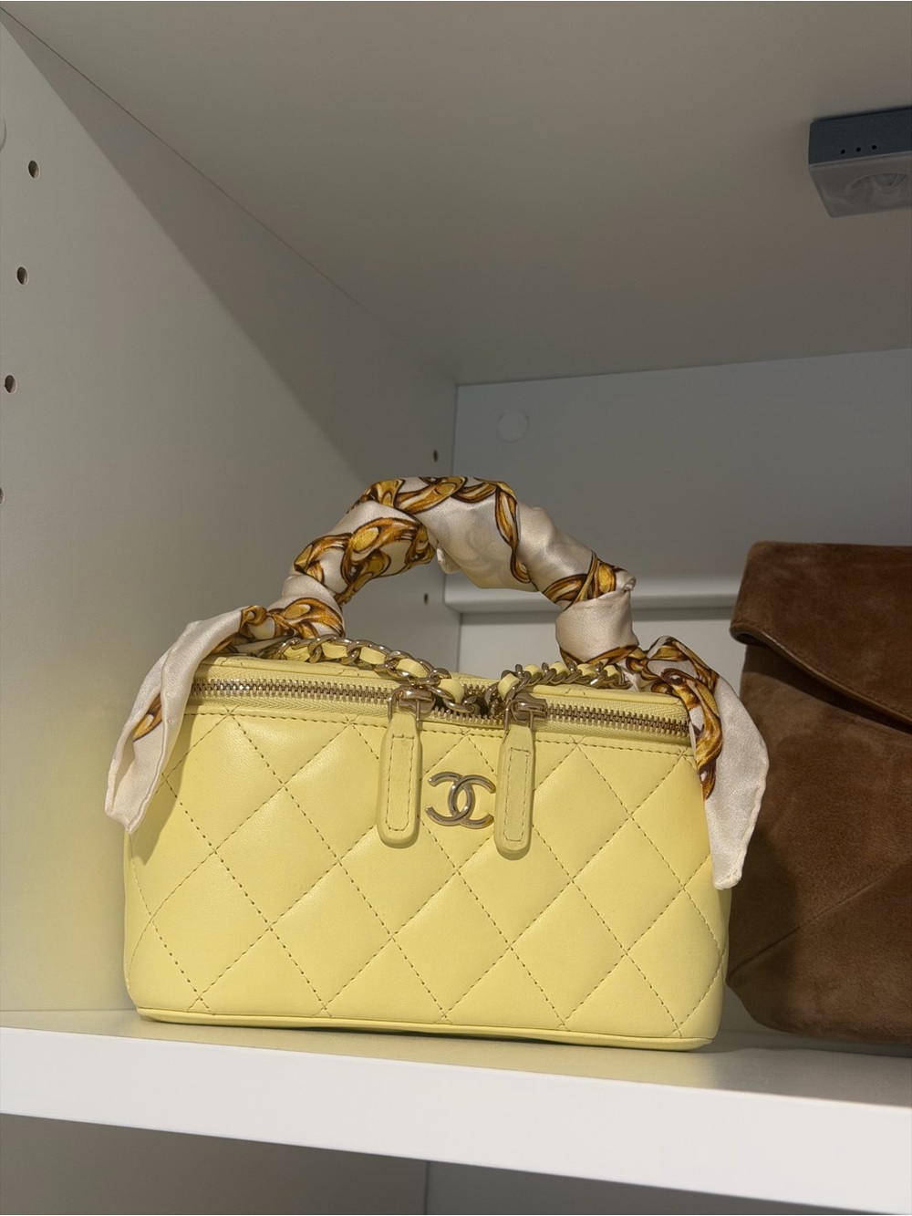 Chanel long vanity with chain - Picture 2 of 2